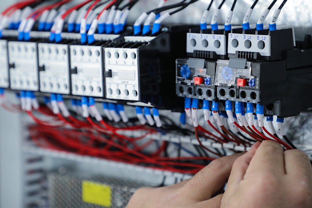 常用的萬能式斷路器的結(jié)構(gòu)、區(qū)別和工作原理